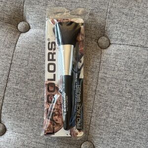 L.A. Colors Pro Face Brush Black and Silver